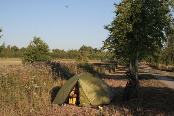 Nachtlager am Straßenrand