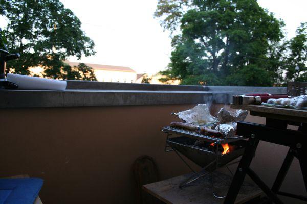 Grillen auf dem Balkob