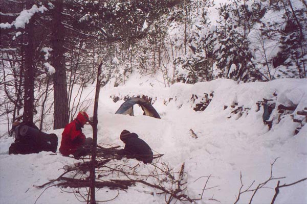 Nachtlager im Schnee, wir bereiten das Feuer for