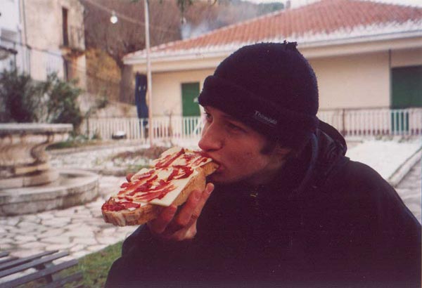 Weisbrotschnitten mit Kaese und Tomatenmark